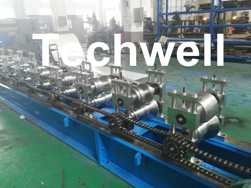 Macchina senza cuciture a forma di U della grondaia, rotolo della grondaia che forma macchina per la fabbricazione della grondaia d'acciaio dell'acqua piovana