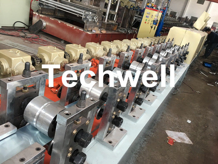 Rotolo della stecca dello sportello del rullo che forma macchina con la macchina a iniezione della schiuma dell'unità di elaborazione per l'offerta i risparmi energetici e della sicurezza