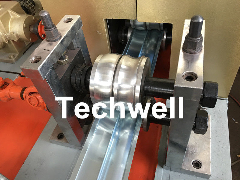 Alluminio, sportello di rotolamento della schiuma dell'unità di elaborazione del acciaio al carbonio che fa macchina con il servo taglio d'inseguimento della Volo-sega