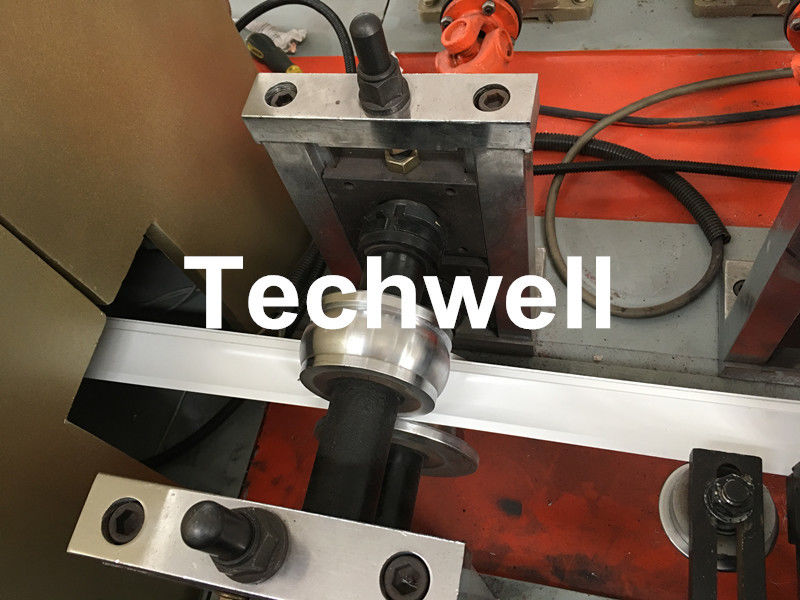 Alluminio, sportello di rotolamento della schiuma dell'unità di elaborazione del acciaio al carbonio che fa macchina con il servo taglio d'inseguimento della Volo-sega