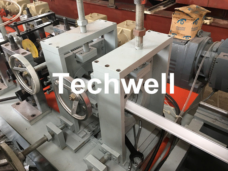 Rotolo della stecca dello sportello di rotolamento di schiuma dell'unità di elaborazione che forma macchina con 0-15m/min che forma velocità, tipo di azionamento del cambio