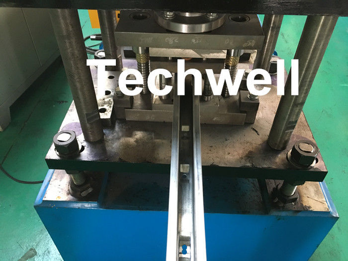 PPGI, rotolo d'acciaio galvanizzato della ferrovia di guida che forma la macchina con il disco ha visto il taglio per la fabbricazione delle stecche dello sportello