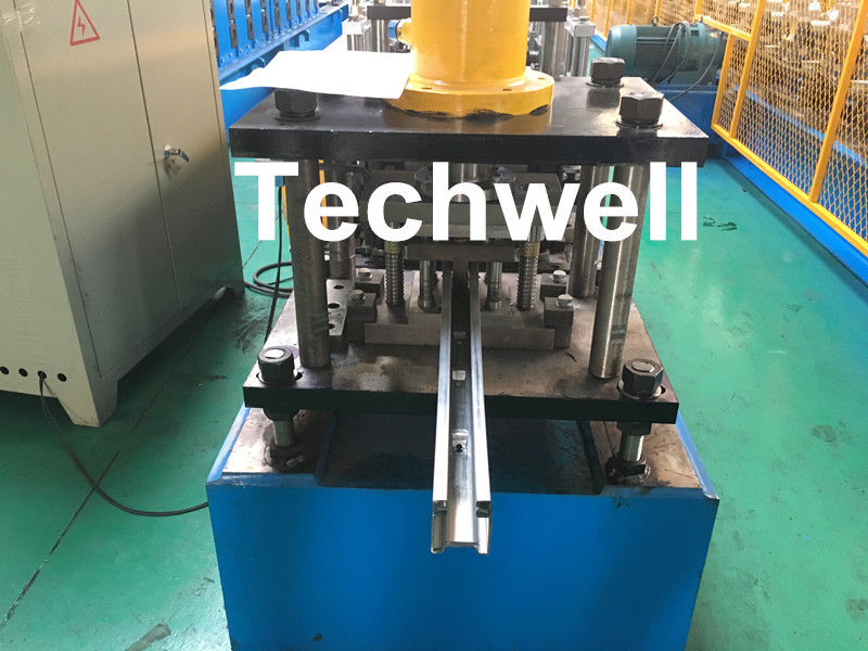 PPGI, rotolo d'acciaio galvanizzato della ferrovia di guida che forma la macchina con il disco ha visto il taglio per la fabbricazione delle stecche dello sportello