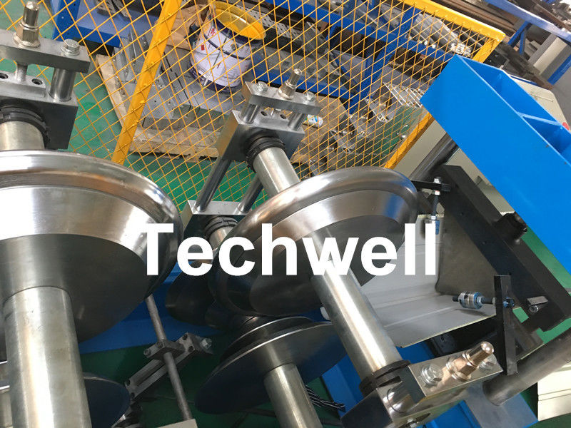 Rotolo del cappuccio di Ridge galvanizzato acciaio che forma macchina con il taglio idraulico per la fabbricazione dei pannelli del tetto
