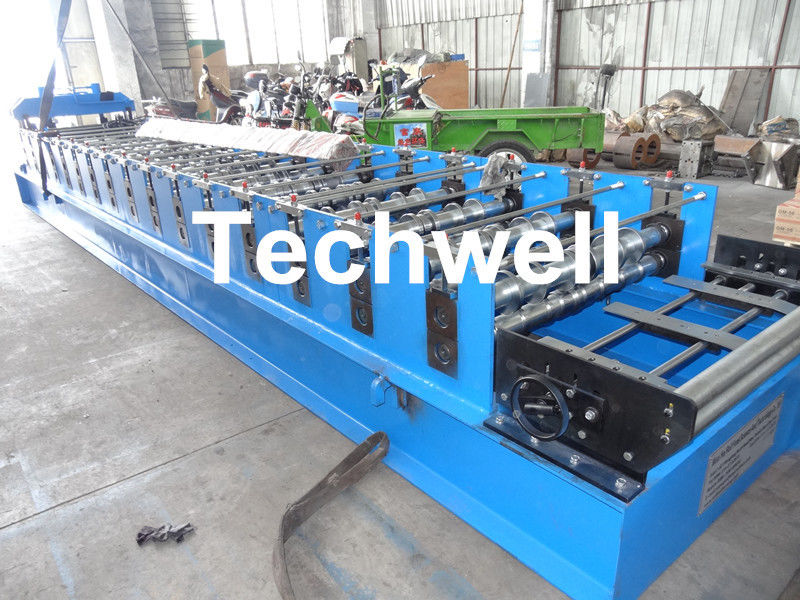Il pannello di parete del tetto lamina a freddo la formazione del rotolo del rivestimento della parete tetto/della macchina che forma la macchina con il sistema di controllo dello SpA